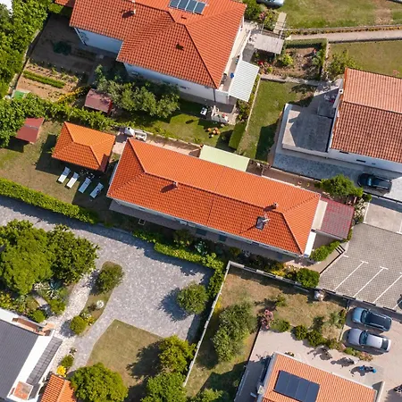 Giardinn דירה באסקה